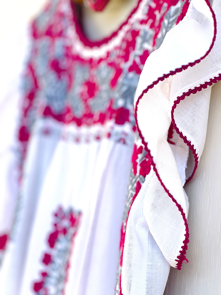 Vestido San Antonino blanco volante bordado rosa y gris - DosMalinches